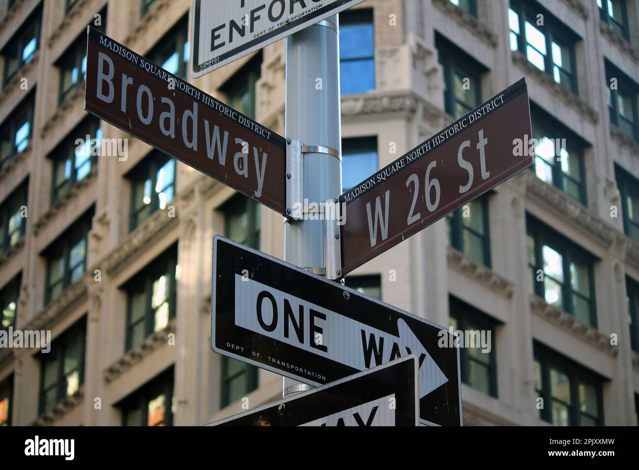 Brown West 26. Street und historisches Schild am Broadway in Midtown Manhattan in New York City Stockfoto