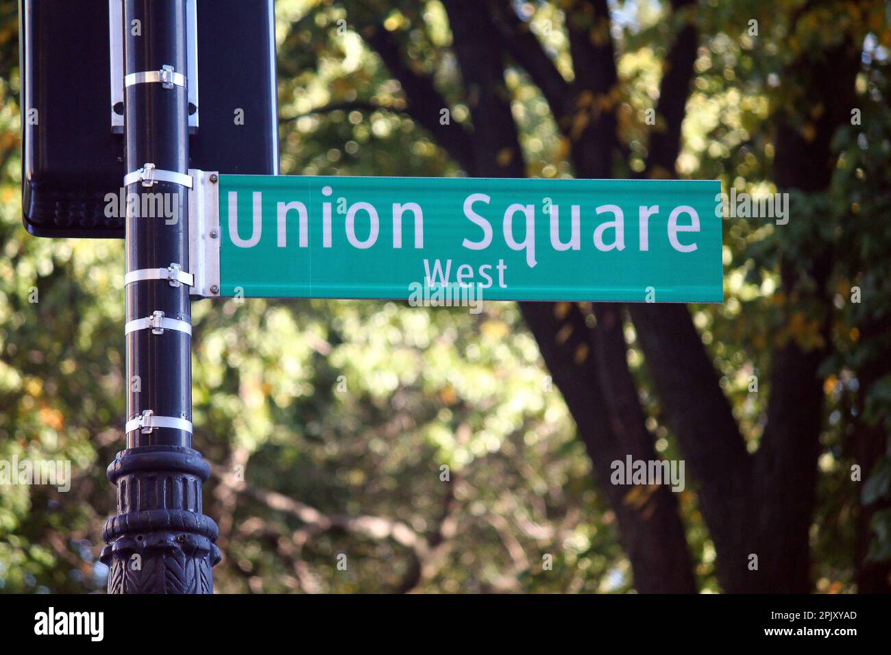 Grünes Verkehrsschild am Union Square West in New York Stockfoto