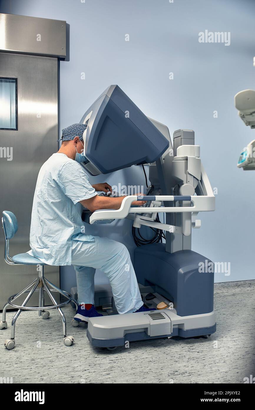 Der Chirurg im Kontrollraum des Chirurgenroboters. Roboterchirurgie zum Zeitpunkt der Maschinensteuerung durch den Chirurgen. Stockfoto