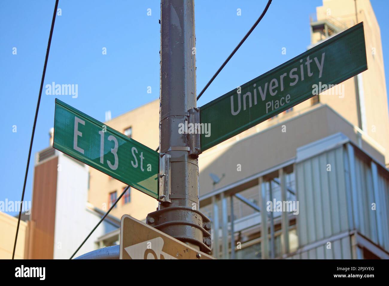 Green East 13. Street und University Place traditionelles Schild in Midtown Manhattan in New York City Stockfoto