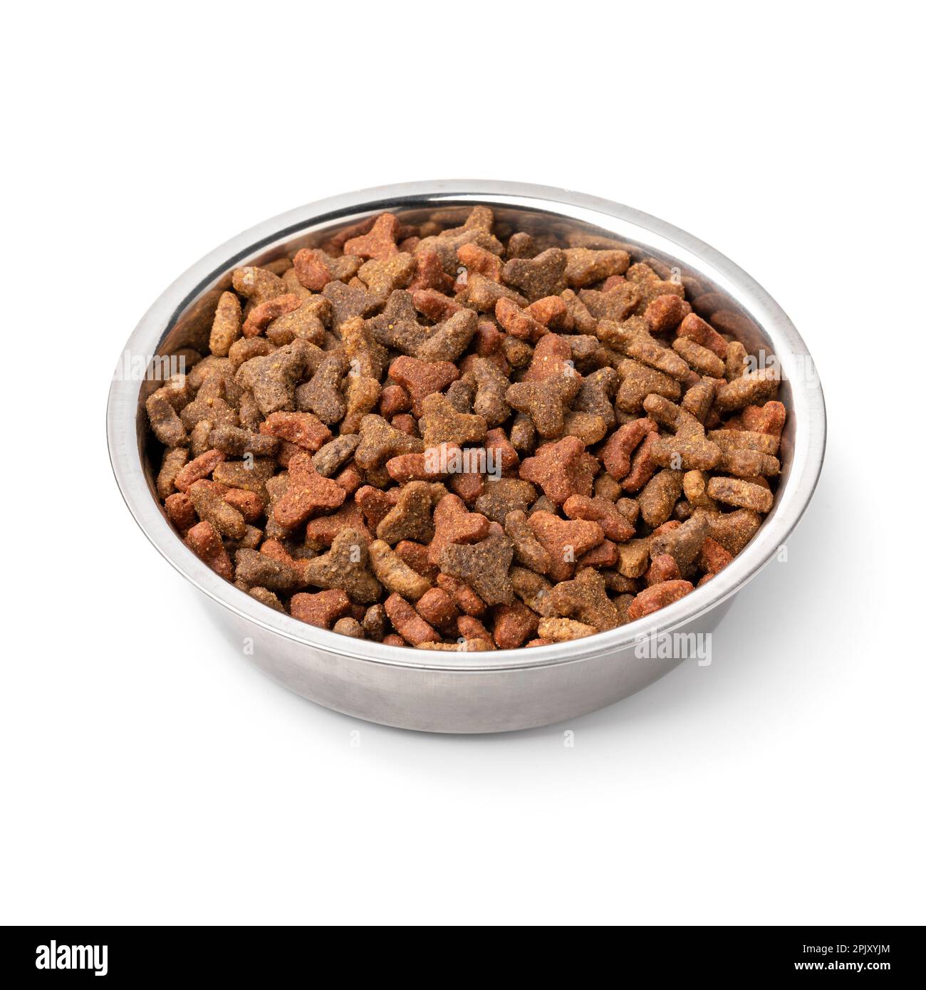 Metallschüssel mit trockenem Katzenfutter, Nahaufnahme isoliert auf weißem Hintergrund Stockfoto