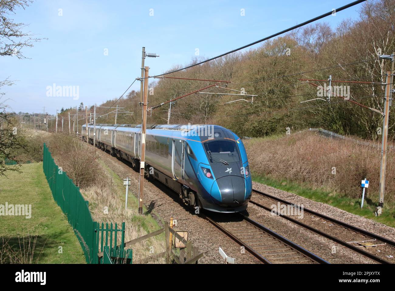 Erste TransPennine Express Hitachi-Bimode-Einheit Klasse 802, 802218, vorbei an Scorton in Lancashire auf der Hauptlinie der Westküste, 4. April 2023. Stockfoto