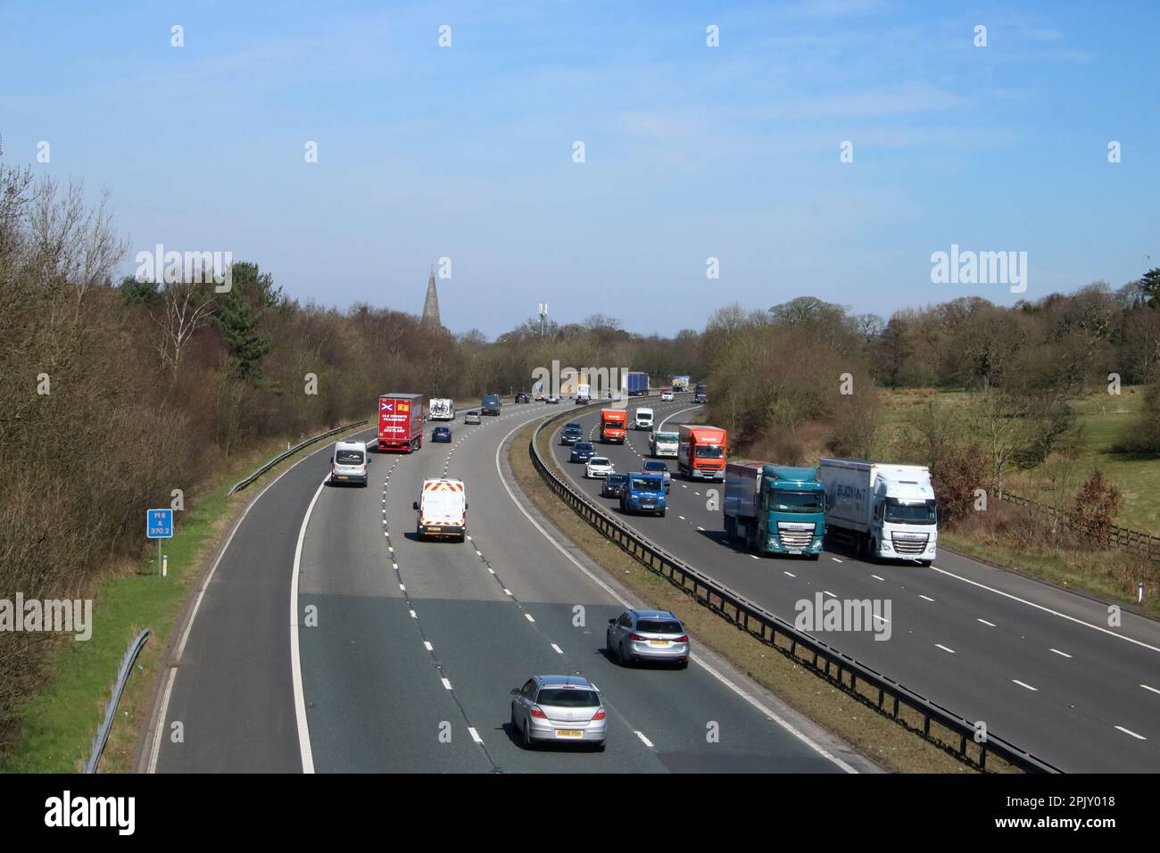 Sehen Sie die Autobahn M6 in der Nähe von Scorton in Lancashire von der Brücke aus, und schauen Sie auf die Autobahn in Richtung Norden und auf der anderen Seite der Straße ist viel Verkehr. Stockfoto