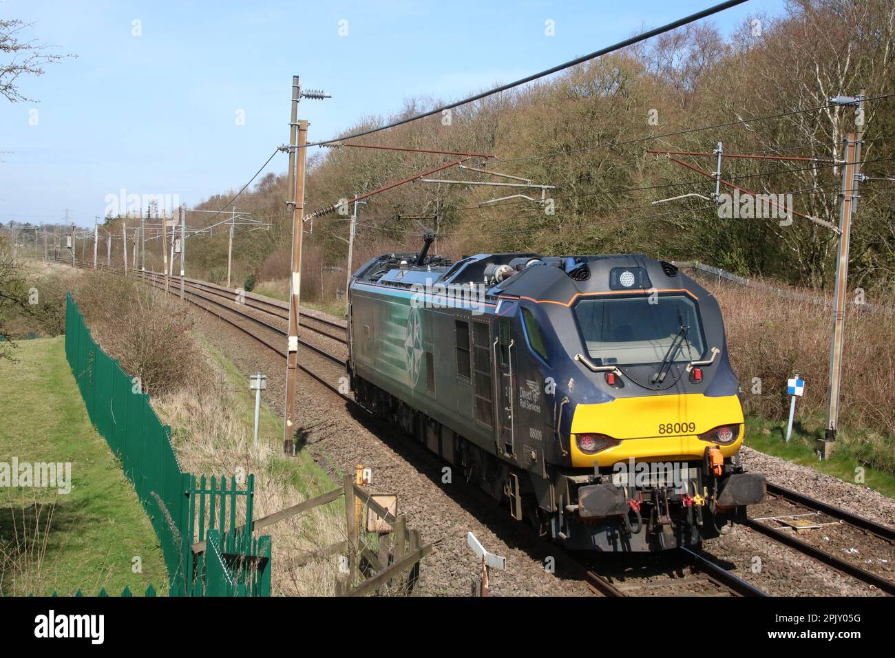 DRS-Klasse 88, Bi-Mode Loco 88009, Diana, Leichtmaschine an der Hauptlinie der Westküste bei Scorton in Lancashire, 4. April 2023. Stockfoto