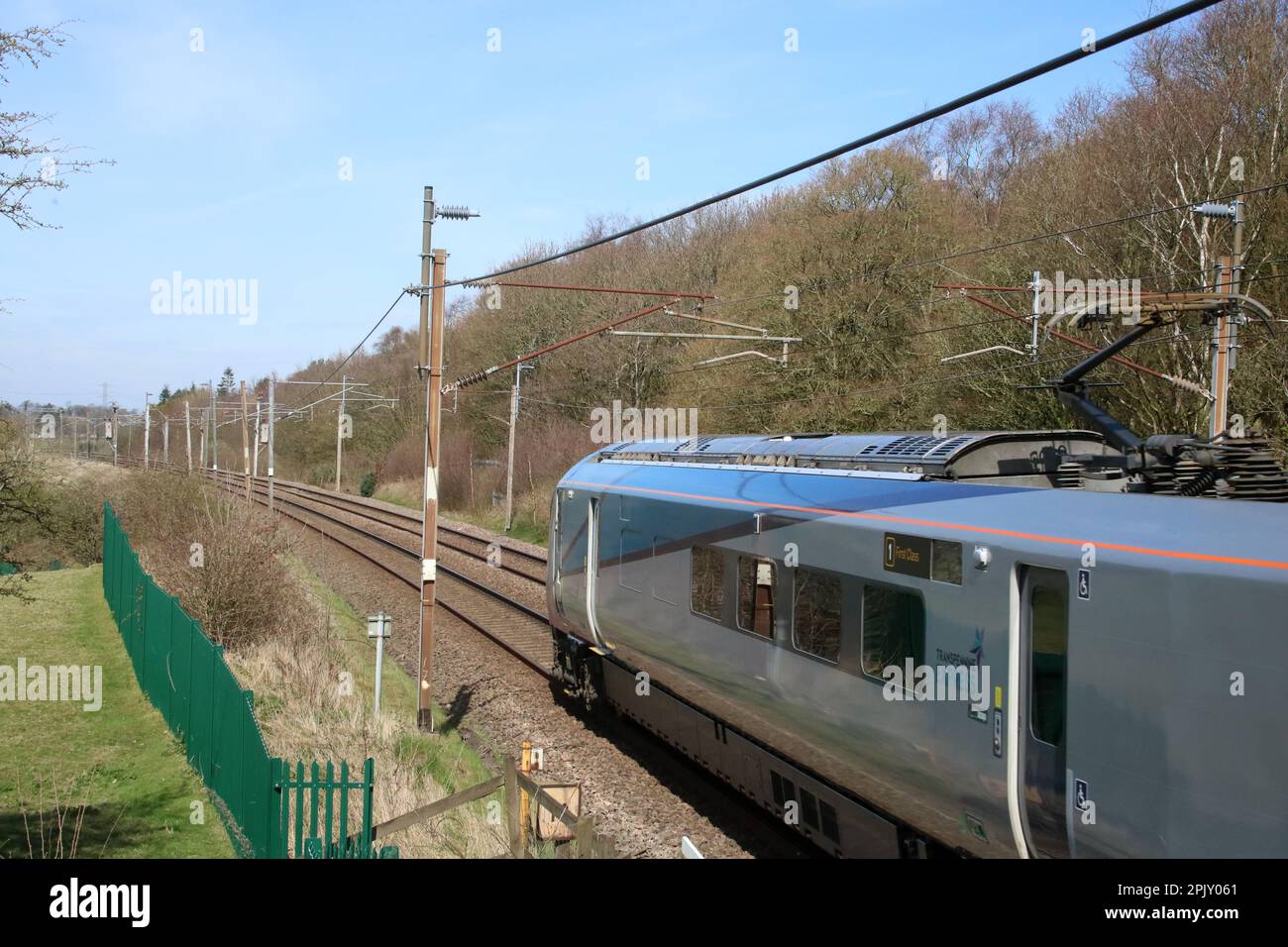 Erste TransPennine Express Hitachi-Bimode-Einheit Klasse 802, 802218, vorbei an Scorton in Lancashire auf der Hauptlinie der Westküste, 4. April 2023. Stockfoto