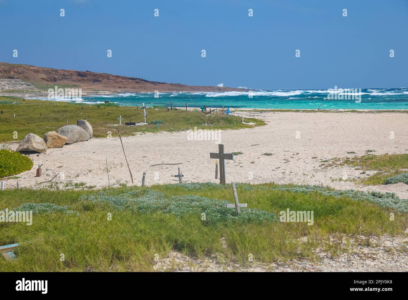 Ein gemeinschaftlicher Tierfriedhof für die Stadt San Nicolas, Aruba, liegt neben einem brillanten blauen Strand. Stockfoto