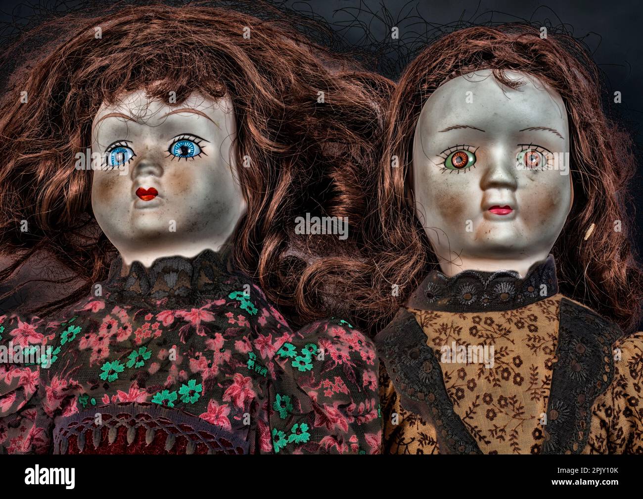 Alte Puppen, dämonische Gesichter Stockfoto