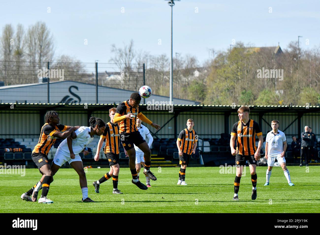 Swansea, Wales. 4. April 2023 Glen Sani aus Hull City führt den Ball beim Spiel der Professional Development League zwischen Swansea City under 18 und Hull City under 18 an der Swansea City Academy in Swansea, Wales, Großbritannien, am 4. April 2023. Kredit: Duncan Thomas/Majestic Media/Alamy Live News. Stockfoto