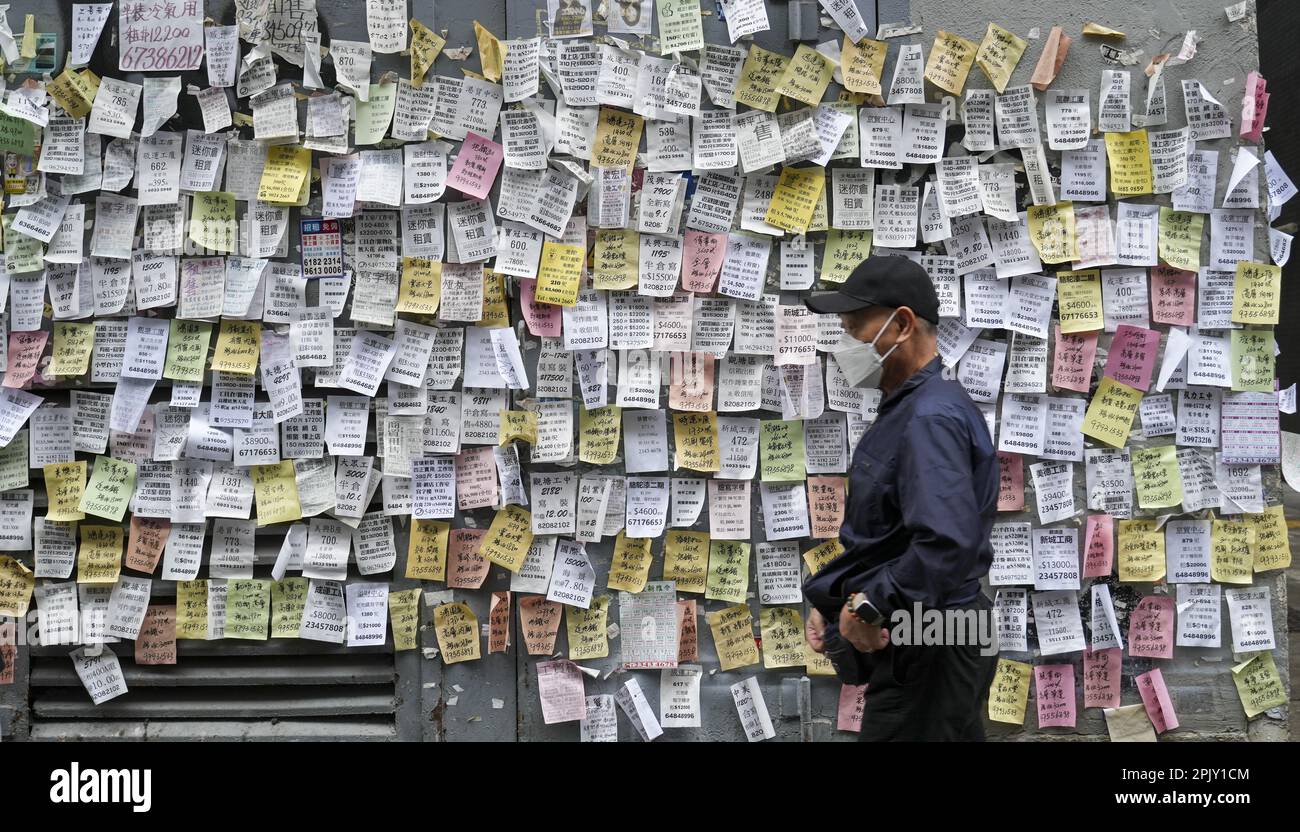 Aufkleber von Mietwerbung sind an der Wand eines Industriegebäudes bei Kwun Tong zu sehen. 28MAR23 SCMP/Sam Tsang Stockfoto