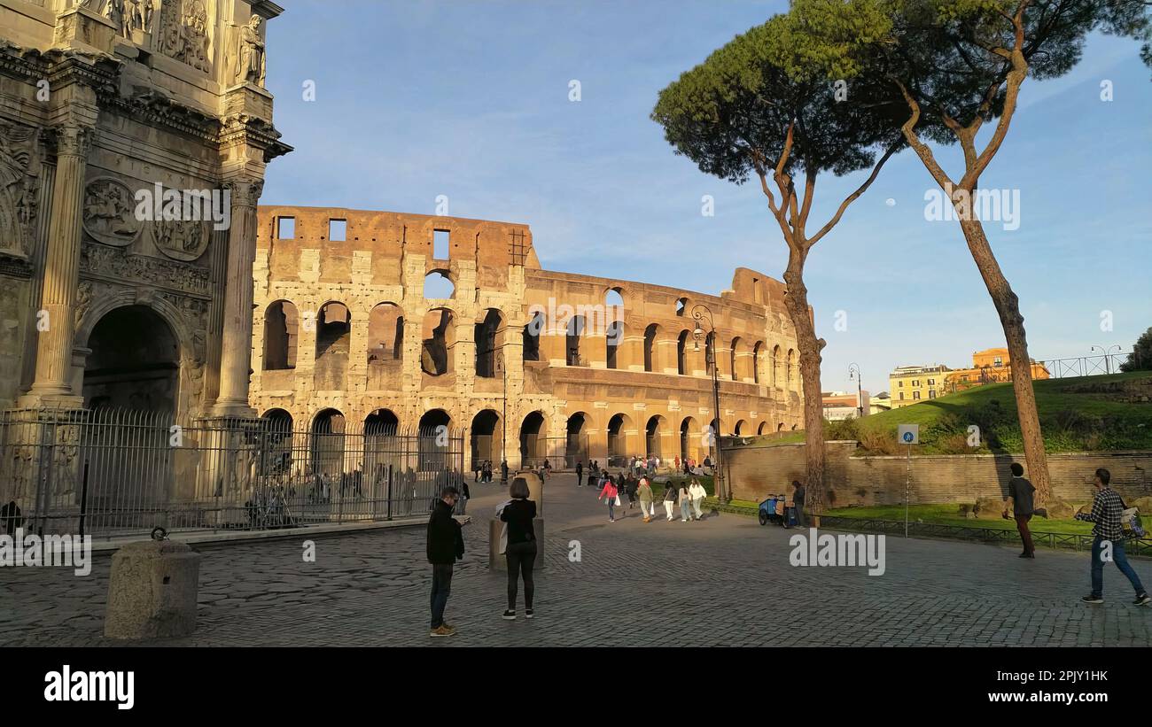 Rom, Italien - 3. April 2023: Das Kolosseum ist ein ovales Amphitheater im Zentrum von Rom, Italien. Stockfoto