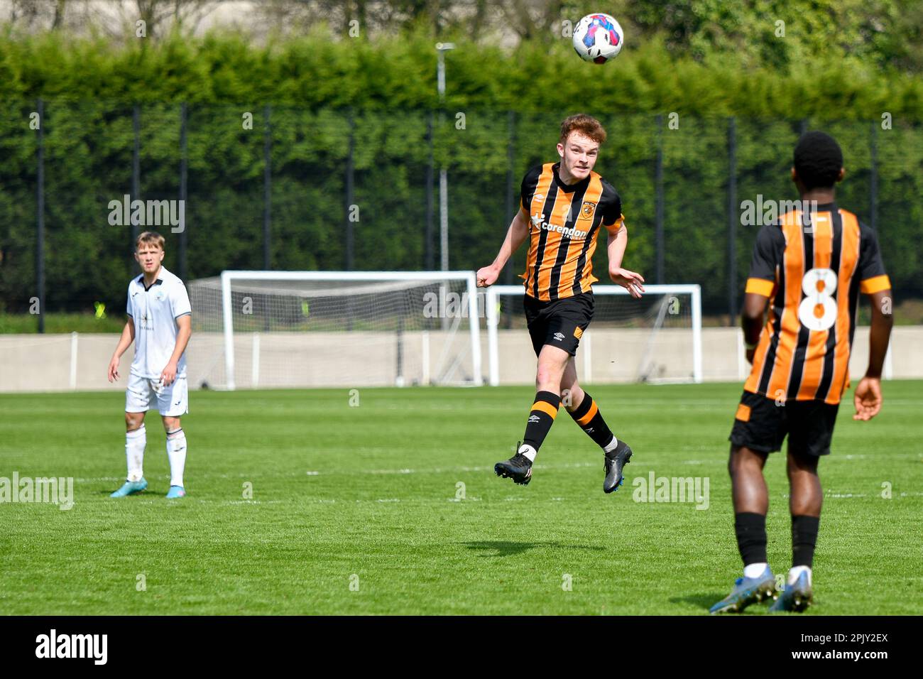 Swansea, Wales. 4. April 2023 Alfie Perry aus Hull City leitet den Ball während des Spiels der Professional Development League zwischen Swansea City under 18 und Hull City under 18 an der Swansea City Academy in Swansea, Wales, Großbritannien, am 4. April 2023. Kredit: Duncan Thomas/Majestic Media/Alamy Live News. Stockfoto