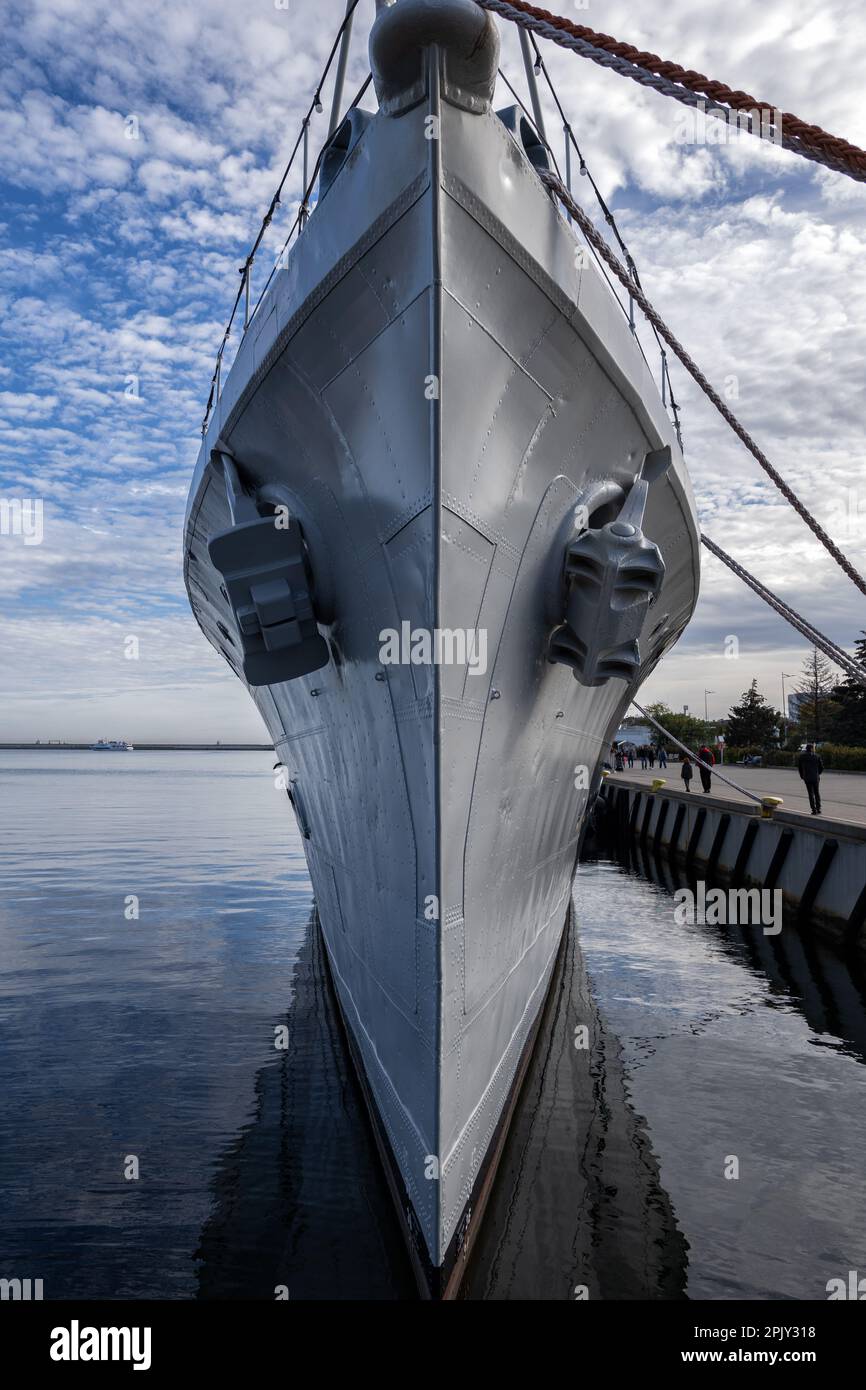 Bug des ORP-Zerstörers Błyskawica (Blitz) im Hafen von Gdynia, Polen. Zerstörerschiff der Grom-Klasse der polnischen Marine, das während der WOR diente Stockfoto
