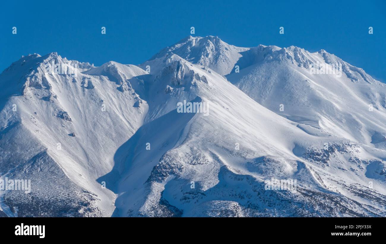 Blick auf Mount Shasta und Shastina nach Westen. Cascade Mountain Range. Siskiyou County, Kalifornien. Shasta-Trinity National Forest. Stockfoto