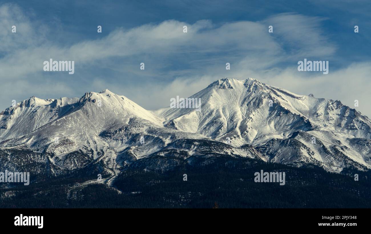 Mount Shasta und Shastinas Südwestseite in der Cascade Mountain Range. Siskiyou County, Kalifornien. Shasta-Trinity National Forest. Stockfoto