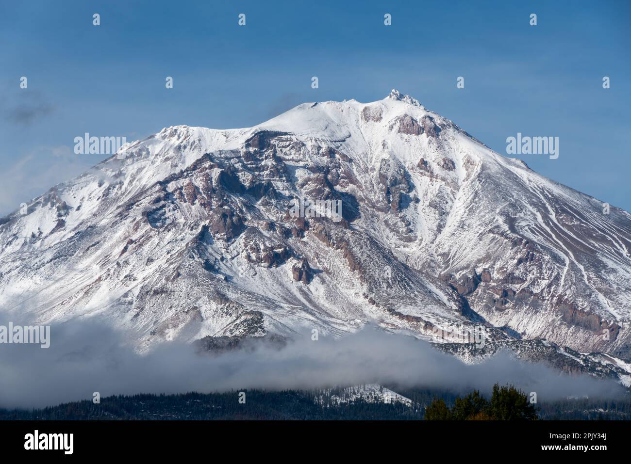 Blick von McCloud, Kalifornien auf den Mount Shasta nach Süden. Cascade Mountain Range. Siskiyou County, Kalifornien. Shasta-Trinity National Forest. Stockfoto