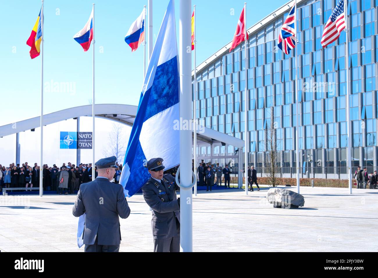 Brüssel, Belgien. 04. April 2023. Finnische Militärs installieren am 04. April 2023 die finnische Nationalflagge am NATO-Hauptquartier in Brüssel, Belgien. Kredit: ALEXANDROS MICHAILIDIS/Alamy Live News Stockfoto