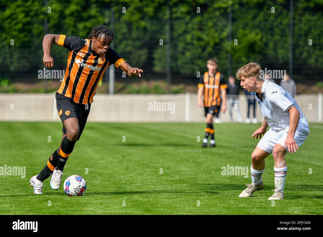 Swansea, Wales. 4. April 2023 Ralph Nkomba aus Hull City greift am 4. April 2023 während des Spiels der Professional Development League zwischen Swansea City under 18 und Hull City under 18 an der Swansea City Academy in Swansea, Wales, Großbritannien. Kredit: Duncan Thomas/Majestic Media/Alamy Live News. Stockfoto