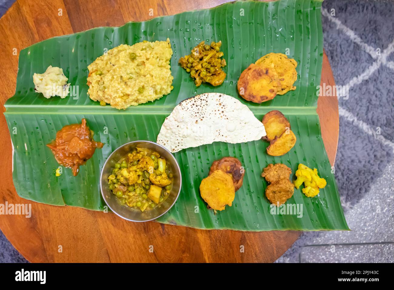 traditionelle indische Gerichte aus der Region mithila werden auf dem Festival auf Bananenblatt aus verschiedenen Blickwinkeln serviert Stockfoto