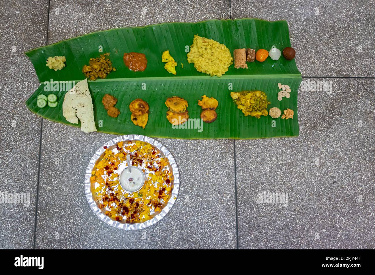 traditionelle indische Gerichte aus der Region mithila werden auf dem Festival auf Bananenblatt aus verschiedenen Blickwinkeln serviert Stockfoto