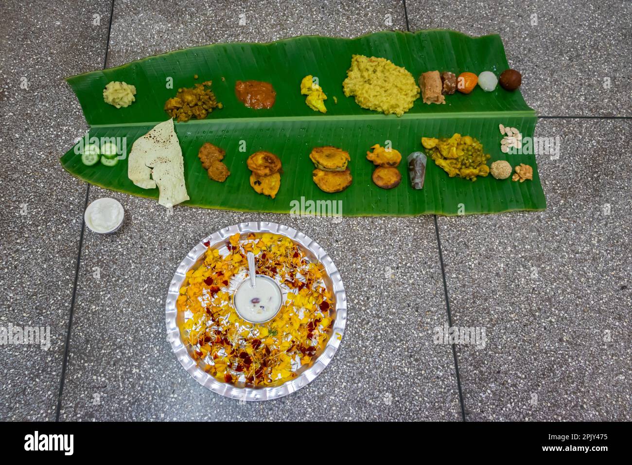 traditionelle indische Gerichte aus der Region mithila werden auf dem Festival auf Bananenblatt aus verschiedenen Blickwinkeln serviert Stockfoto