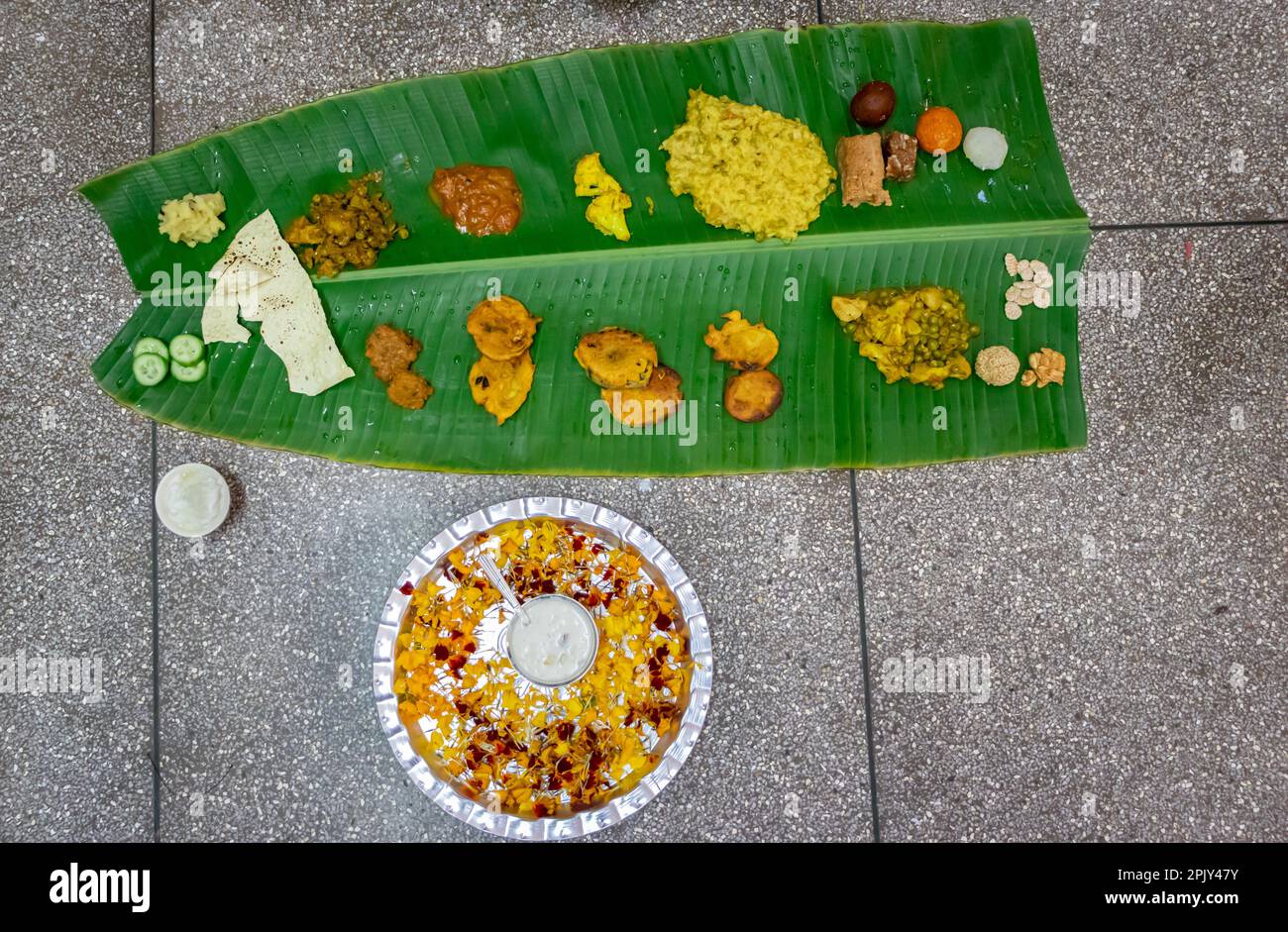 traditionelle indische Gerichte aus der Region mithila werden auf dem Festival auf Bananenblatt aus verschiedenen Blickwinkeln serviert Stockfoto