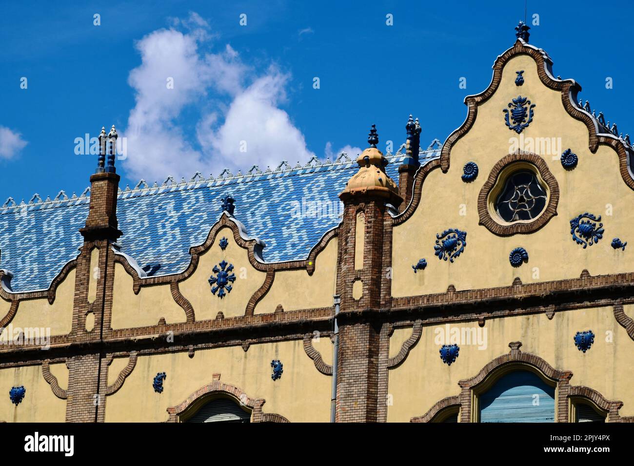 Abtrünnige Fassadendetails im Jugendstil in Budapest, Ungarn. Künstlerisch farbenfrohes Emaille-Tonziegeldach. Wahrzeichen Gebäude. Emailliertes Mosaik Stockfoto