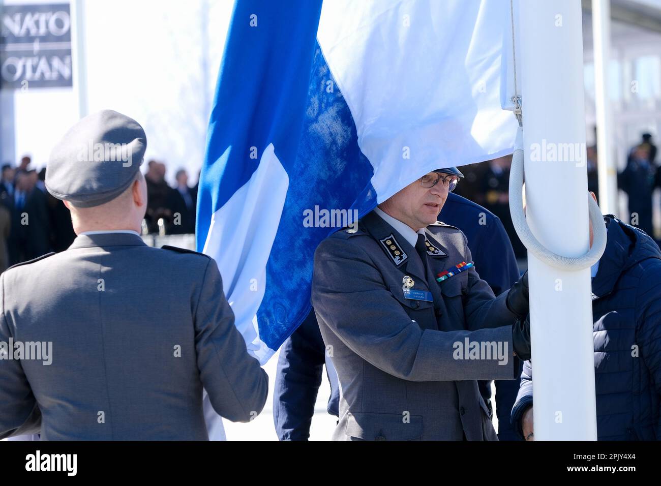Brüssel, Belgien. 04. April 2023. Finnische Militärs installieren am 04. April 2023 die finnische Nationalflagge am NATO-Hauptquartier in Brüssel, Belgien. Kredit: ALEXANDROS MICHAILIDIS/Alamy Live News Stockfoto