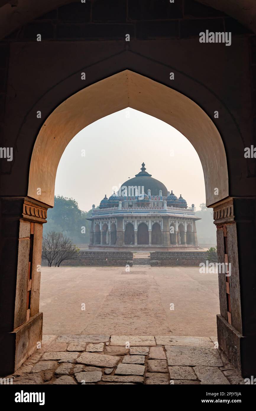 nila Gumbad vom humayun Grab, Außenansicht am nebligen Morgen aus einer einzigartigen Perspektive Stockfoto