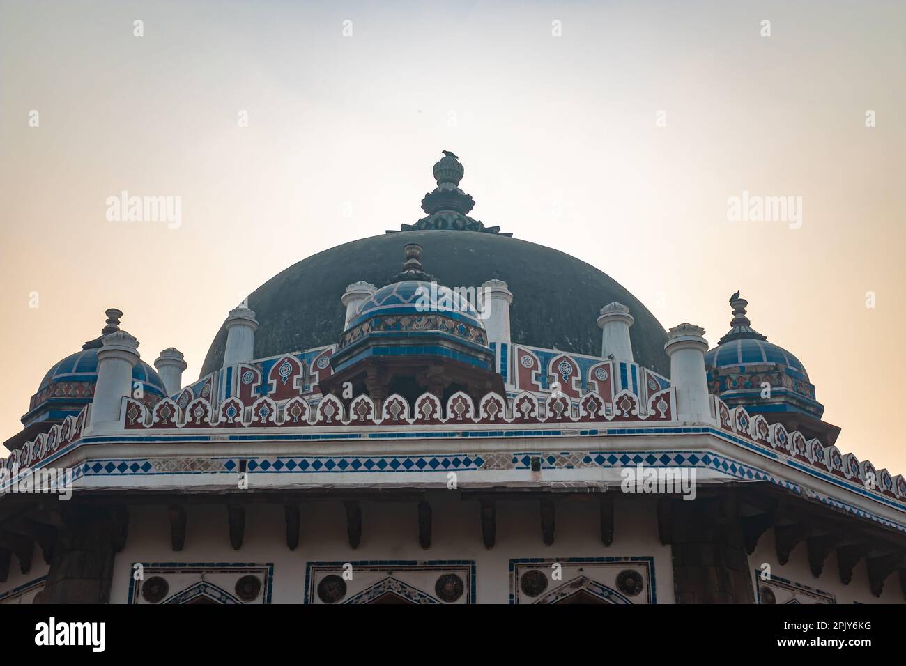 nila Gumbad vom humayun Grab, Außenansicht am nebligen Morgen aus einer einzigartigen Perspektive Stockfoto