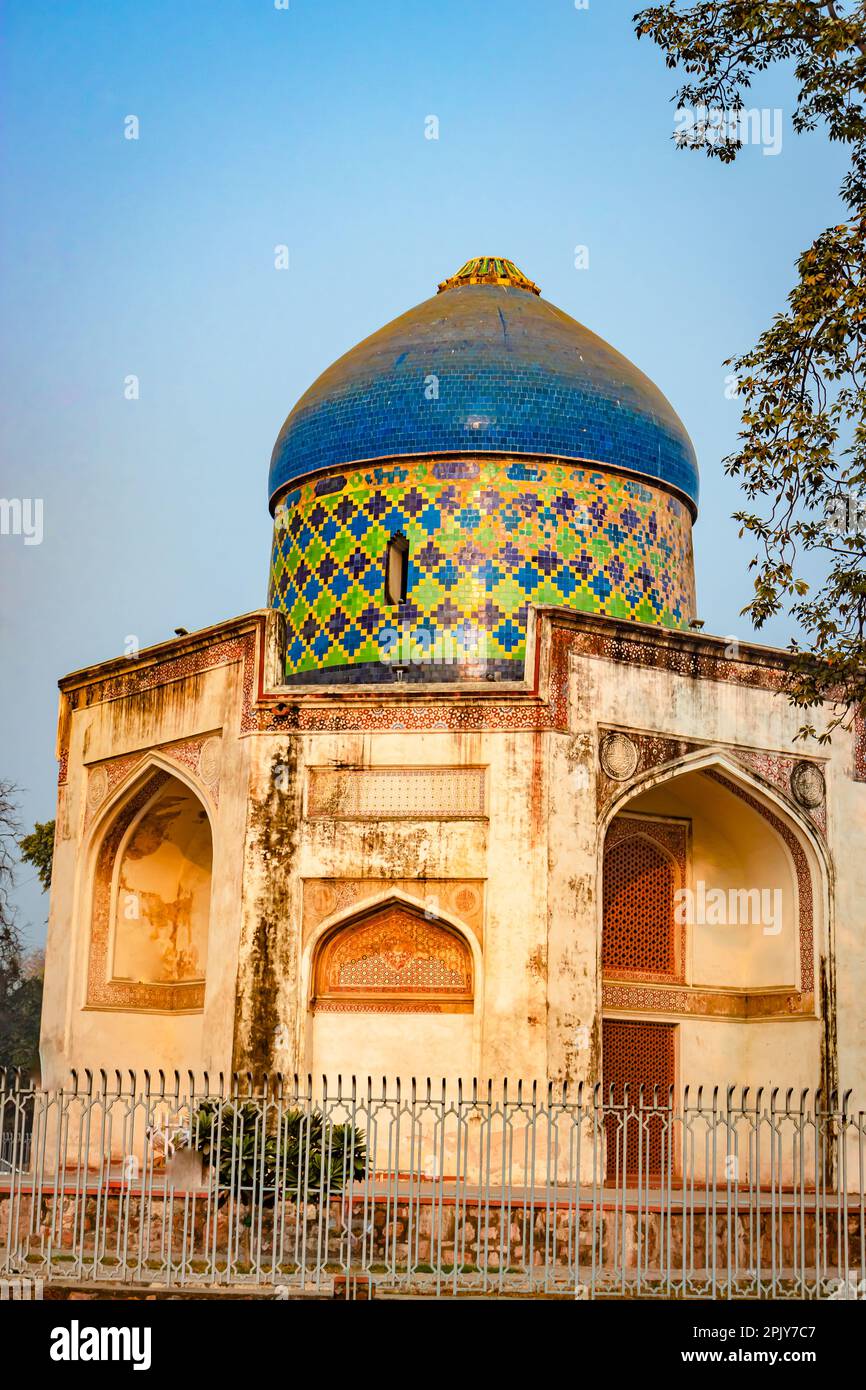 nila Gumbad vom humayun Grab, Außenansicht am nebligen Morgen aus einer einzigartigen Perspektive Stockfoto