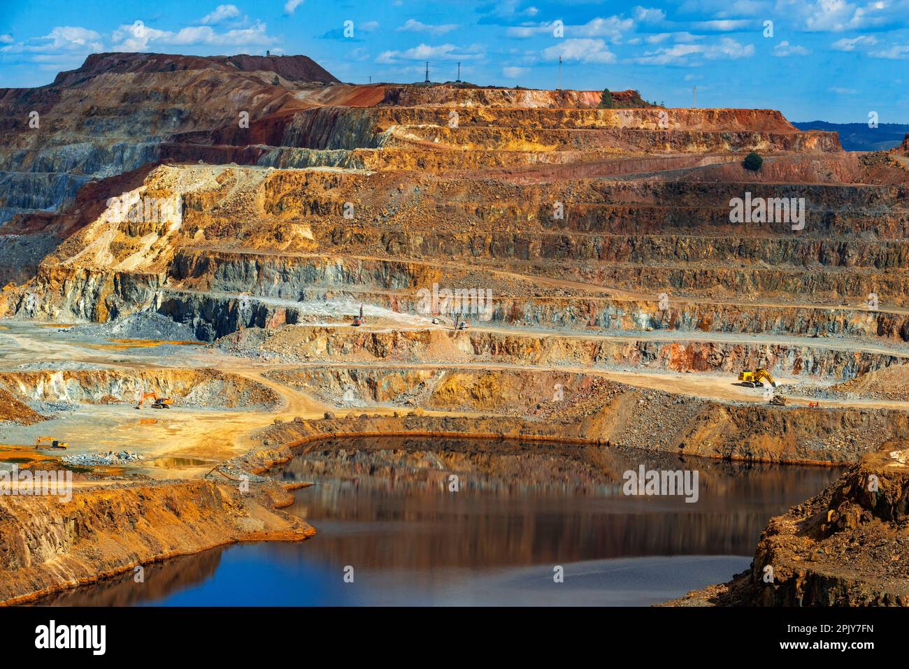 Auswirkungen des Bergbaus auf die Landschaft in den Bergwerken Rio Tinto, Nerva, Provinz Huelva, Andalusien, Spanien. Die Rio Tinto Mines sind ein Bergbaubetrieb in der m Stockfoto