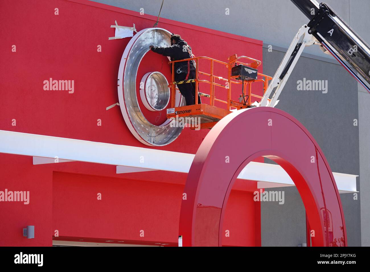 North Hollywood, Kalifornien/USA - 24. März 2023: Über dem Eingangsbereich eines neuen Einzelhandelsstandorts wird ein Ziel-Bullseye-Logo gezeigt. Stockfoto