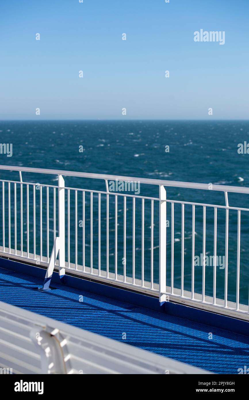 Sicherheitsgeländer auf dem Deck einer Fähre Stockfoto