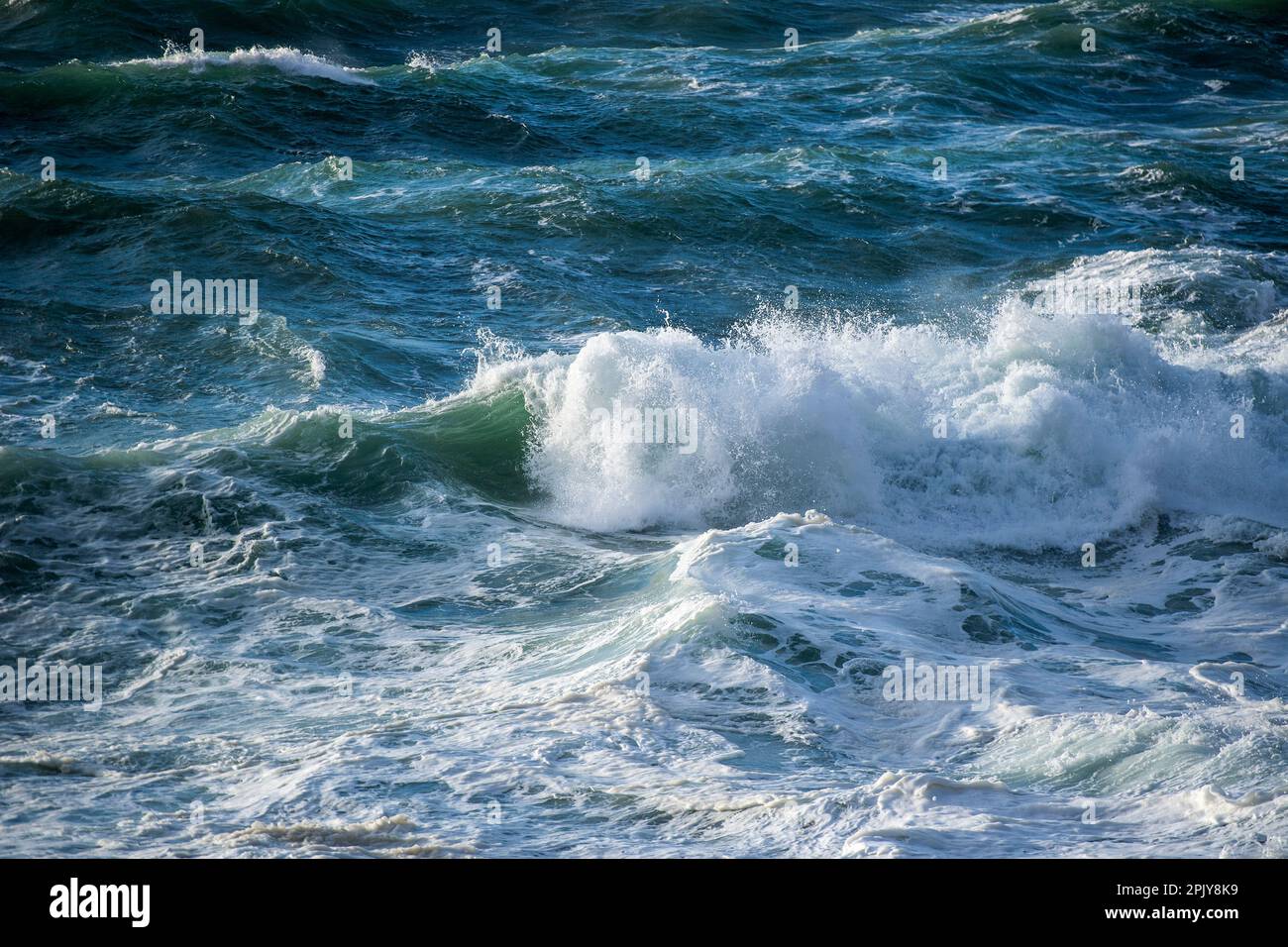 Wellen und der Flut an der Küste von Cornwall, England, Großbritannien Stockfoto
