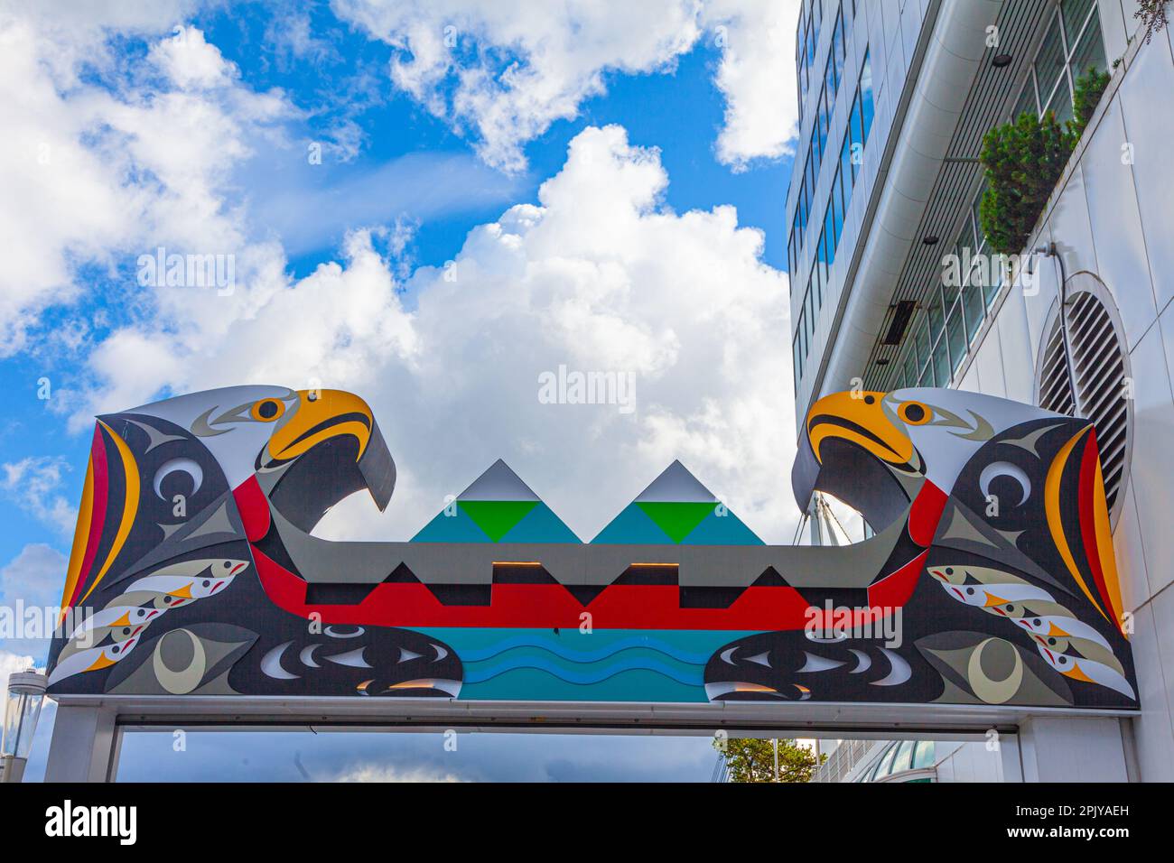 Einheimisches Kunstbanner am Eingang zum Vancouver Kreuzfahrtanleger in Kanada Stockfoto