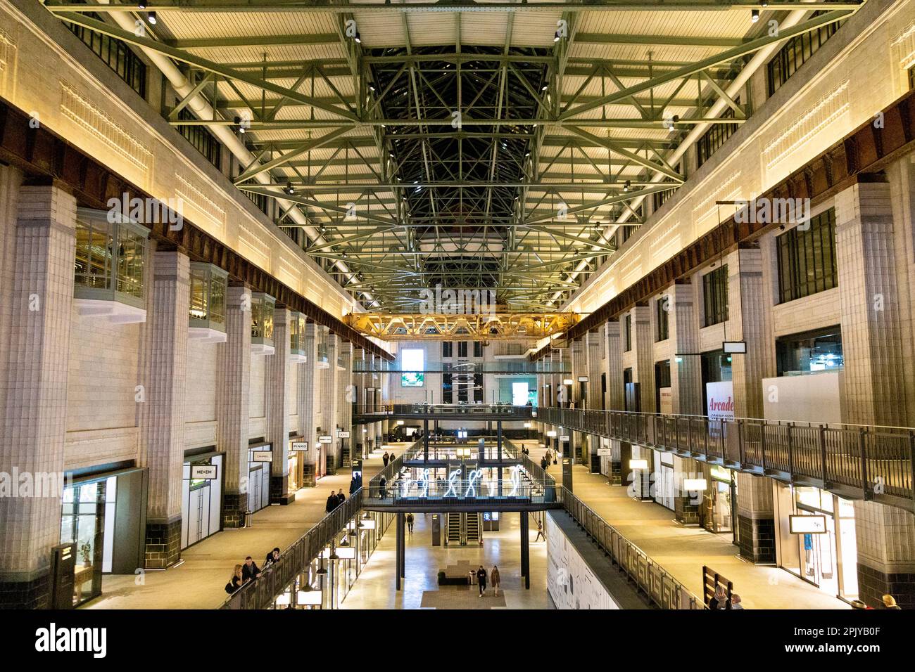 Industrielles Art-Deco-Interieur des Einkaufszentrums Battersea Power Station, London, Großbritannien Stockfoto