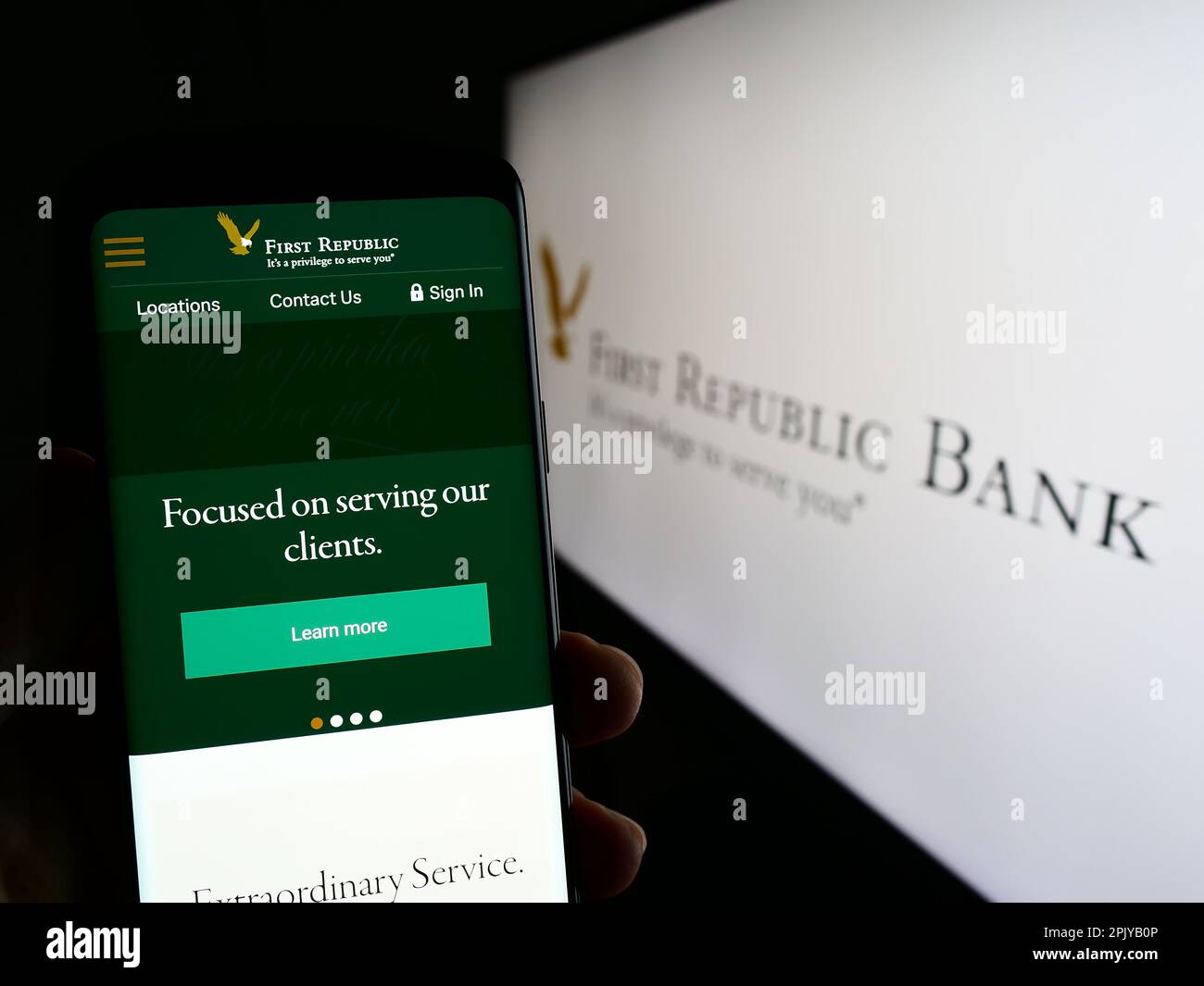 Person, die ein Mobiltelefon mit einer Webseite des Geschäftsbankunternehmens First Republic Bank auf dem Bildschirm mit Logo hält. Konzentrieren Sie sich auf die Mitte des Telefondisplays. Stockfoto