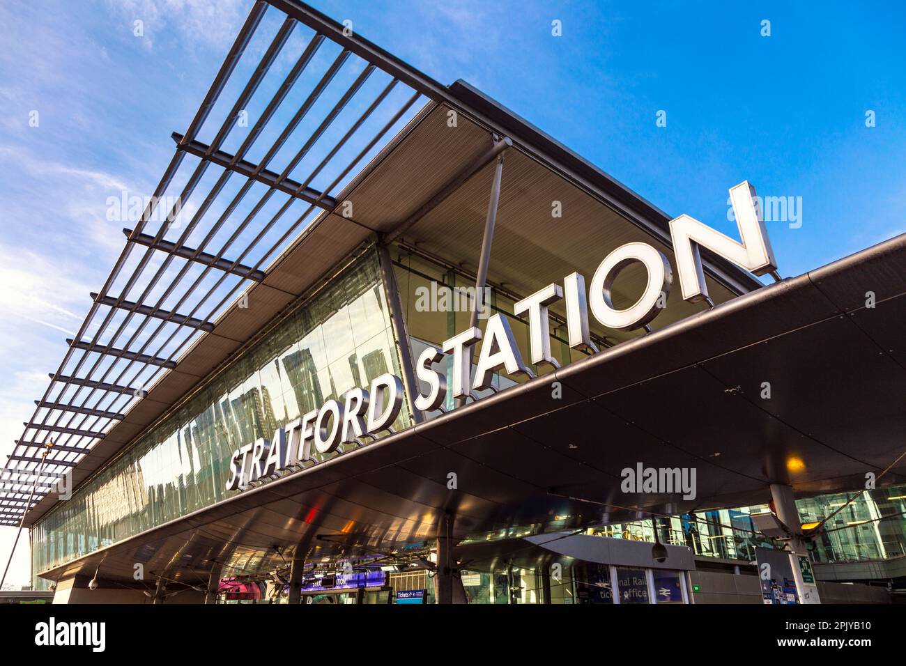 Außenansicht der Stratford Underground, DRL, Elizabeth Line und Overground Station, East London, UK Stockfoto