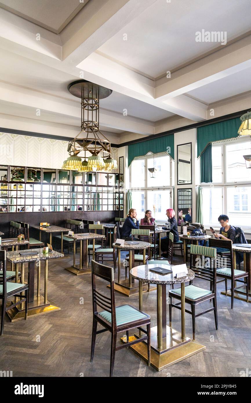 Das Innere des Grand Cafe Orient befindet sich im kubistischen Haus der Schwarzen Madonna, Prag, Tschechische Republik Stockfoto