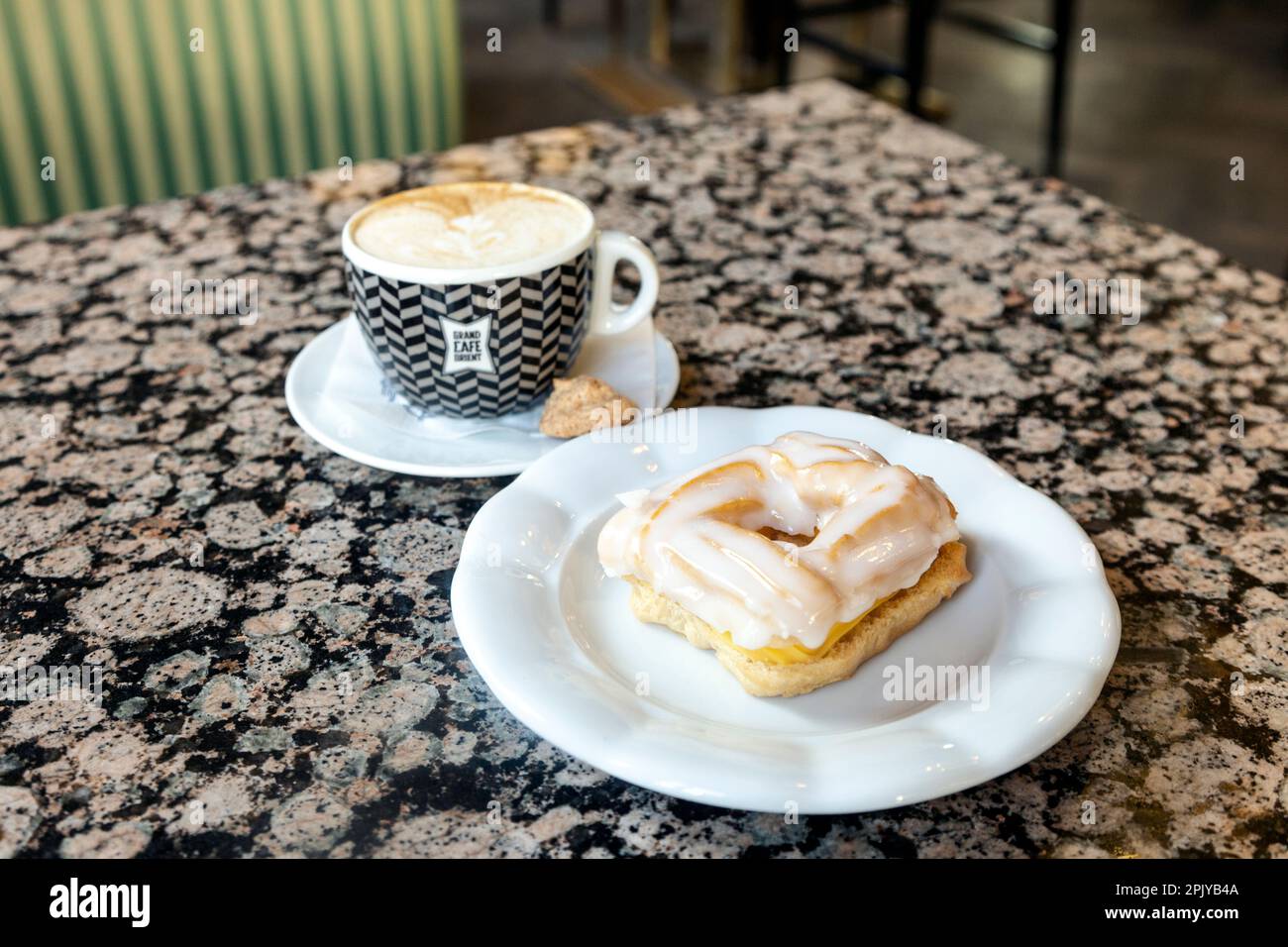 'Kubisticky venecek' - Kubistikkranz, traditionelles tschechisches Gebäck mit Kaffee im Grand Cafe Orient, Prag, Tschechische Republik Stockfoto