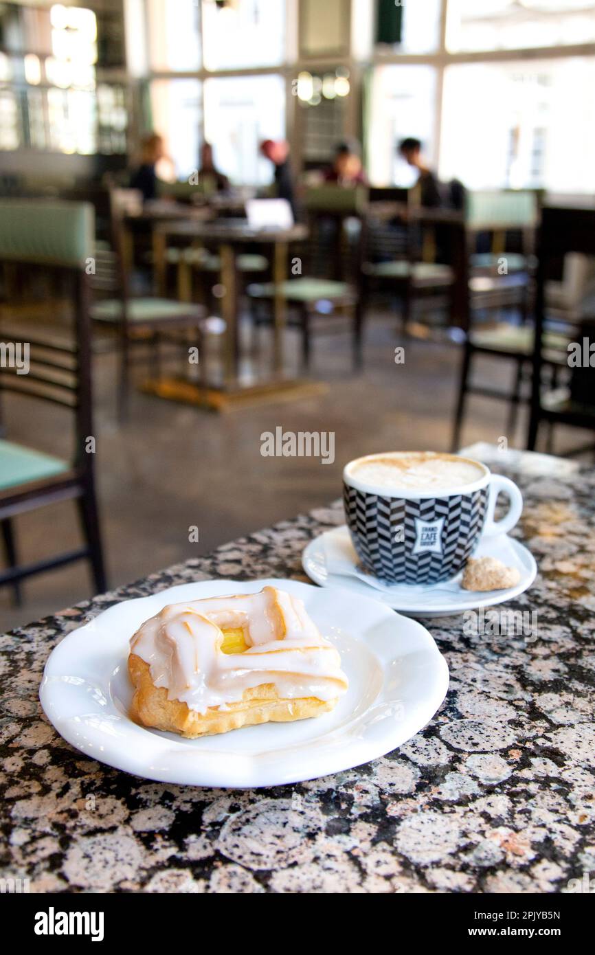 'Kubisticky venecek' - Kubistikkranz, traditionelles tschechisches Gebäck mit Kaffee im Grand Cafe Orient, Prag, Tschechische Republik Stockfoto