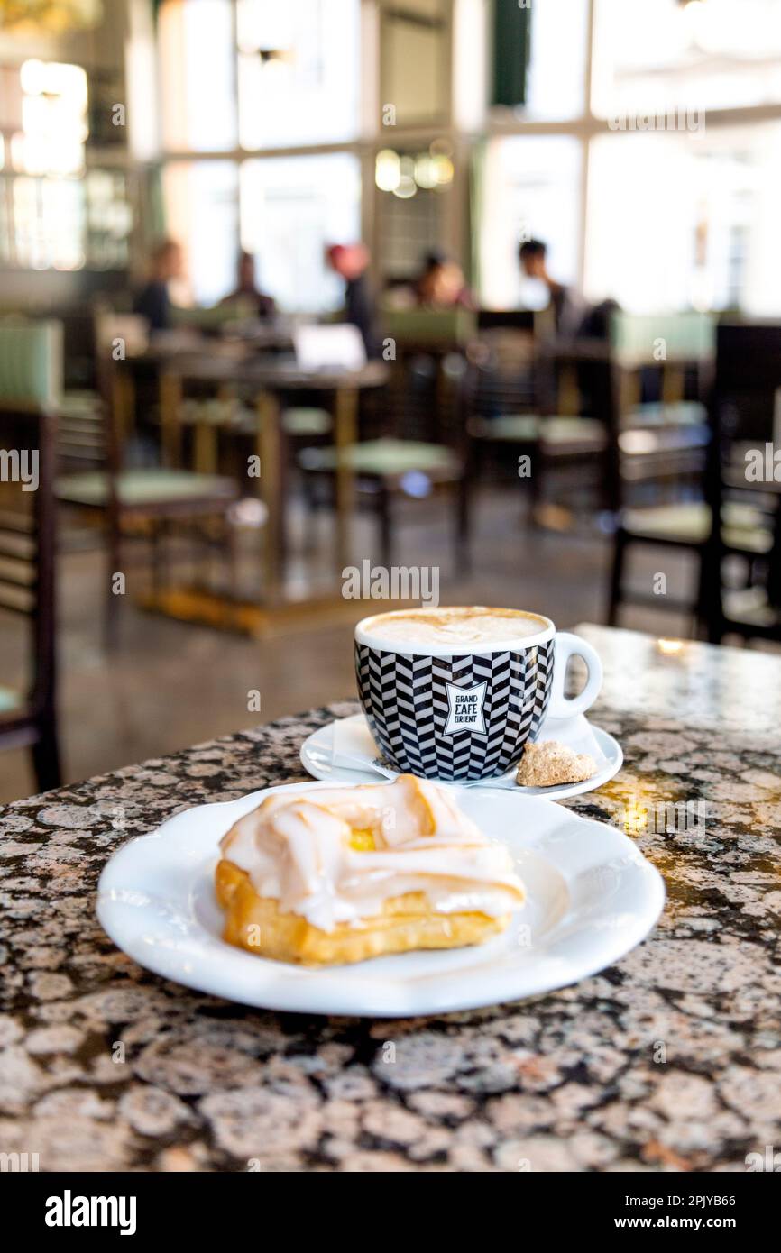 'Kubisticky venecek' - Kubistikkranz, traditionelles tschechisches Gebäck mit Kaffee im Grand Cafe Orient, Prag, Tschechische Republik Stockfoto