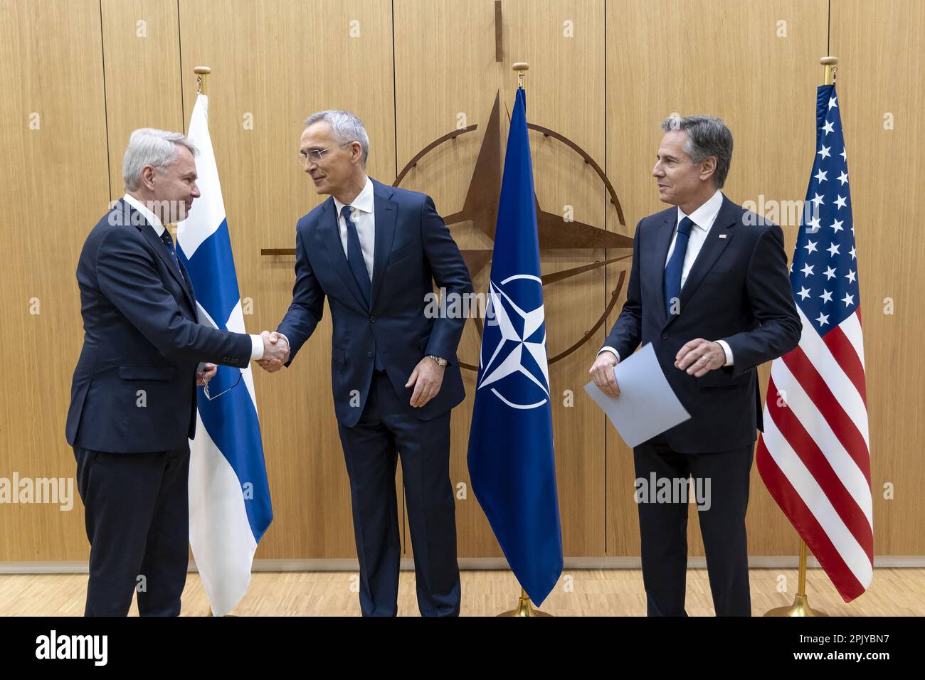 Der finnische Außenminister Pekka Haavisto (L) übergibt den Beitritt Finnlands zu NATO-Dokumenten an US-Außenminister Antony Blinks (R) und NATO-Generalsekretär Jens Stoltenberg (C) im Rahmen einer feierlichen Teilnahme Finnlands an der NATO-Tagung der Außenminister des NATO-Nordatlantikrates (NAC). In Brüssel am Dienstag, den 4. April 2023. Finnland ist der NATO am 4. April beigetreten, um das 31. NATO-Mitglied zu werden. Dies ist ein historischer Wandel, der durch den Krieg in der Ukraine ausgelöst wurde und in Russland Wut hervorgerufen hat, wo Beamte den Schritt als Bedrohung angesehen haben. Foto: NATO/UPI Stockfoto
