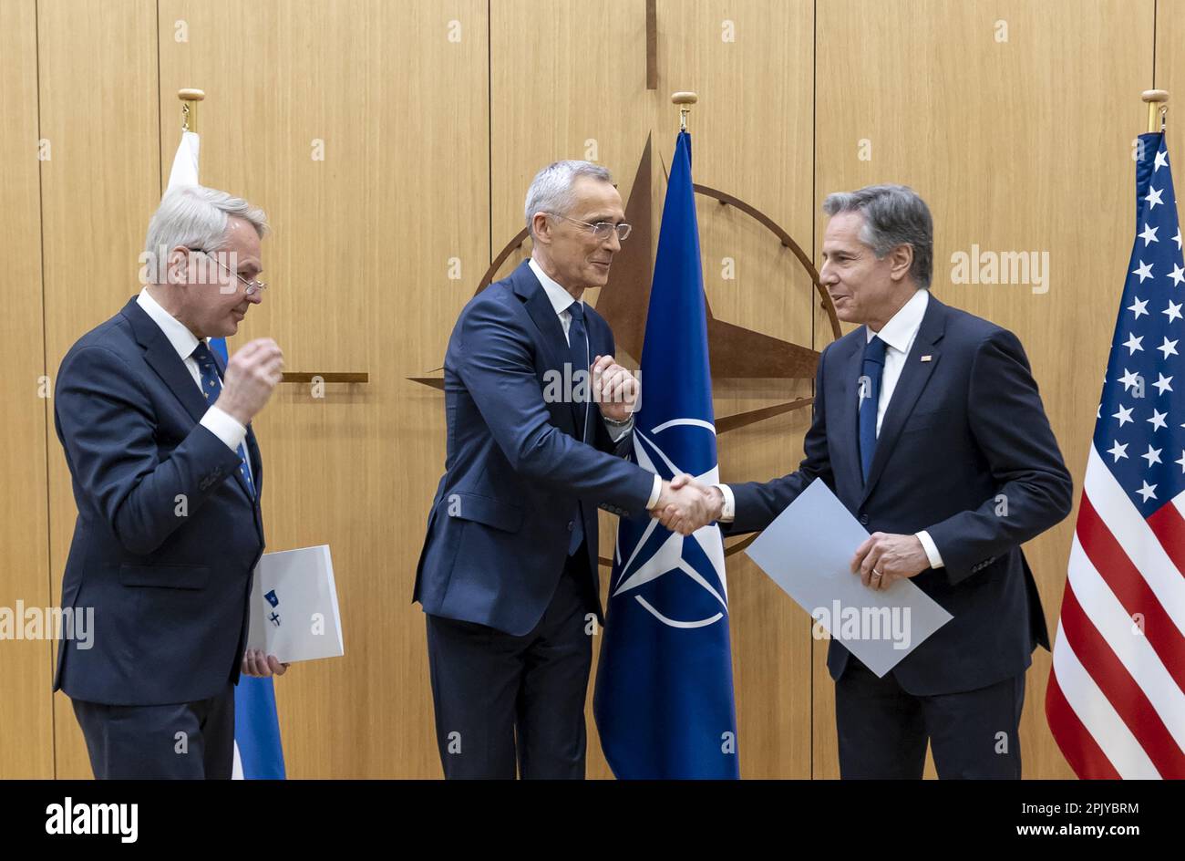 Der finnische Außenminister Pekka Haavisto (L) übergibt den Beitritt Finnlands zu NATO-Dokumenten an US-Außenminister Antony Blinks (R) und NATO-Generalsekretär Jens Stoltenberg (C) im Rahmen einer feierlichen Teilnahme Finnlands an der NATO-Tagung der Außenminister des NATO-Nordatlantikrates (NAC). In Brüssel am Dienstag, den 4. April 2023. Finnland ist der NATO am 4. April beigetreten, um das 31. NATO-Mitglied zu werden. Dies ist ein historischer Wandel, der durch den Krieg in der Ukraine ausgelöst wurde und in Russland Wut hervorgerufen hat, wo Beamte den Schritt als Bedrohung angesehen haben. Foto: NATO/UPI Stockfoto