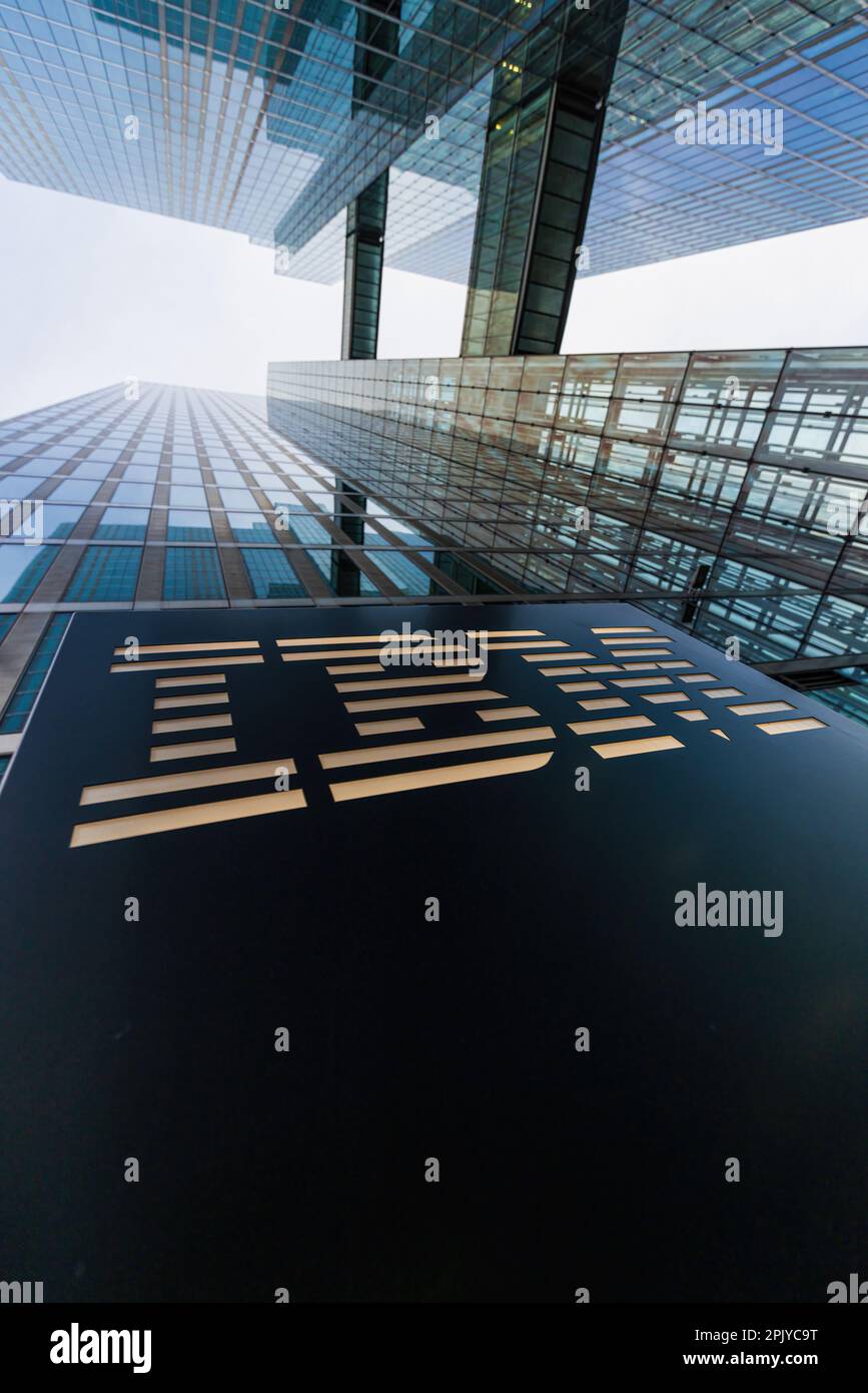 MÜNCHEN, DEUTSCHLAND - 30. MÄRZ 2023: IBM-Logo an der europäischen Hauptniederlassung in München Stockfoto
