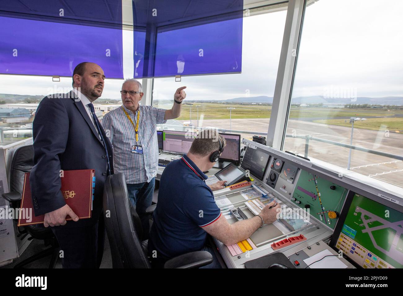 Verkehrsminister Richard Holden (links)Speech Air Traffic Controller Aliistiar Hunter (Zentrum) bei einem Besuch des Flughafens Derry. Foto: Dienstag, 4. April 2023. Stockfoto