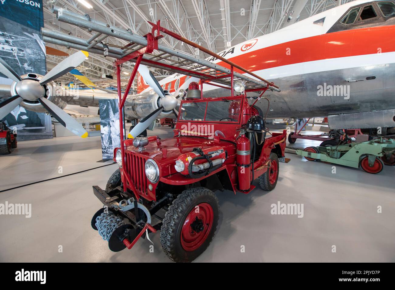 CJ-2A Airfield Crash Jeep im Royal Aviation Museum of Western Canada in Winnipeg, Manitoba, Kanada Stockfoto
