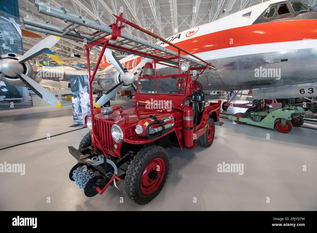 CJ-2A Airfield Crash Jeep im Royal Aviation Museum of Western Canada in Winnipeg, Manitoba, Kanada Stockfoto