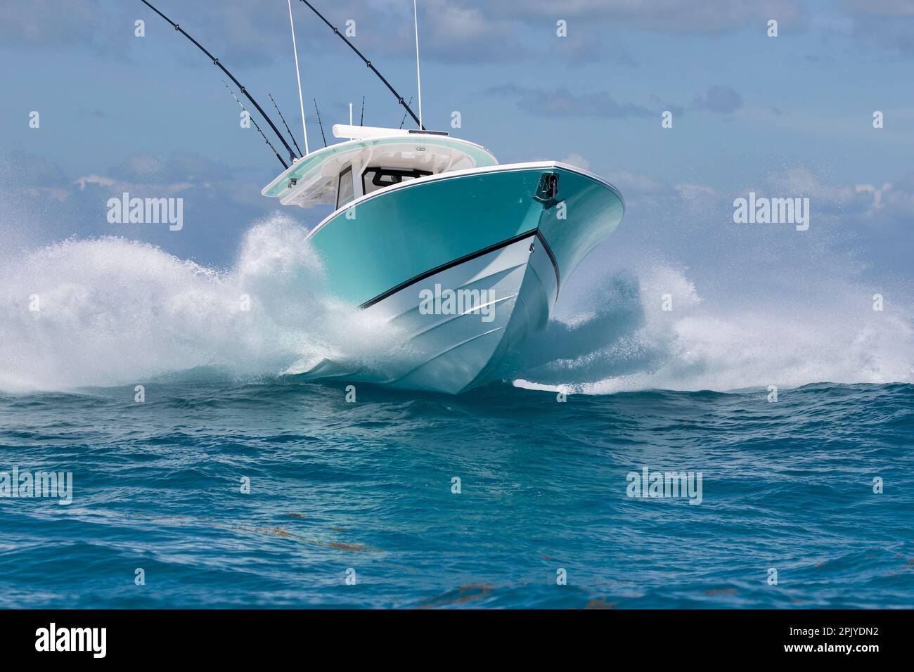 Ein Schnellboot in der Mittelkonsole, das in rauem Wasser spritzt. Stockfoto