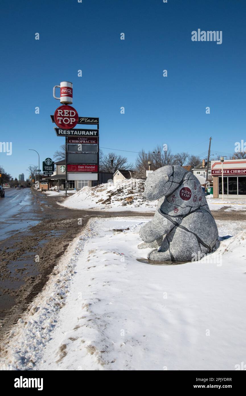 Schild mit Bärenskulptur auf der St. Mary's Road in Winnipeg, Manitoba, Kanada Stockfoto